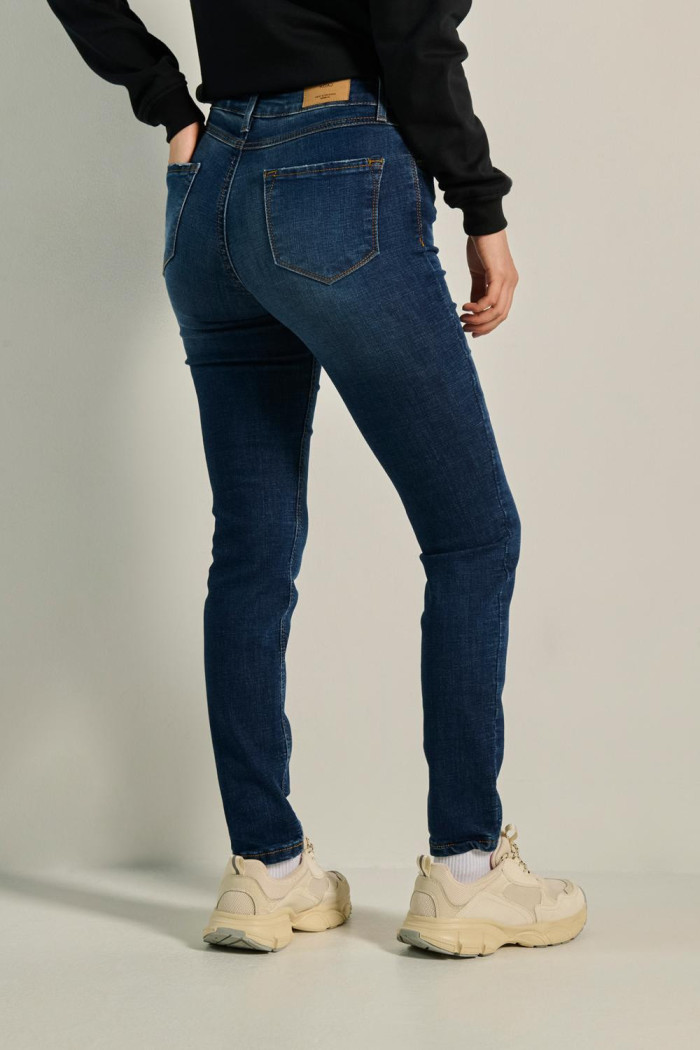 Jean jegging azul oscuro ajustado con tiro alto y bolsillos
