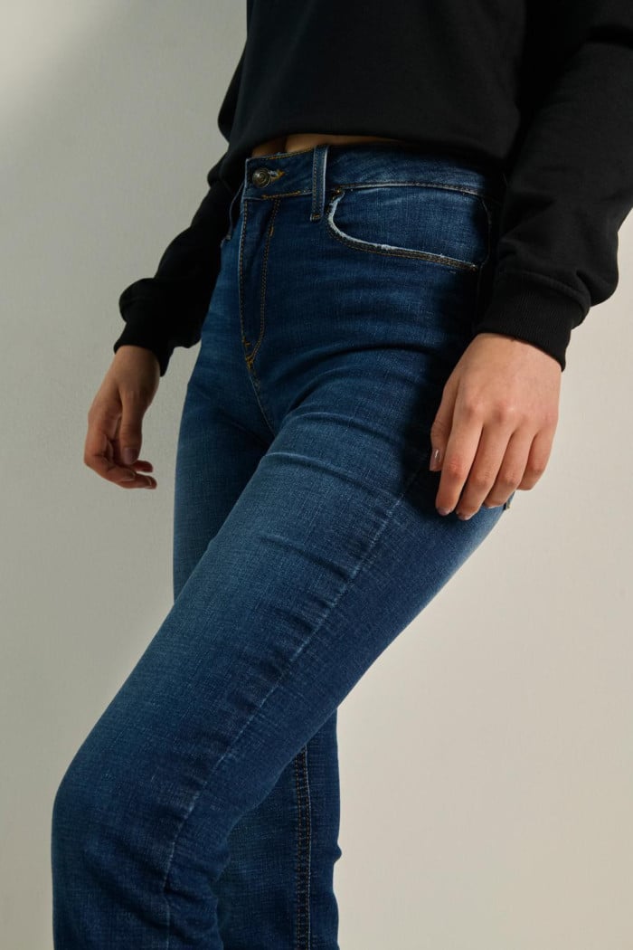 Jean jegging azul oscuro ajustado con tiro alto y bolsillos
