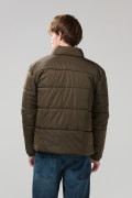 Chaqueta acolchada cuello alto unicolor con costuras