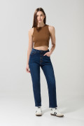 Jean mom azul oscuro con botones y tiro súper alto