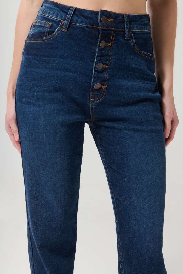Jean mom azul oscuro con botones y tiro súper alto