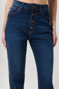 Jean mom azul oscuro con botones y tiro súper alto