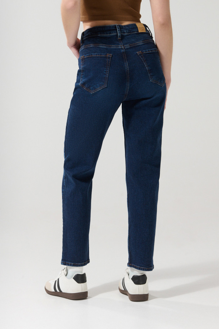 Jean mom azul oscuro con botones y tiro súper alto