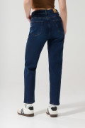 Jean mom azul oscuro con botones y tiro súper alto