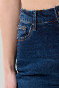 Jean mom azul oscuro con botones y tiro súper alto