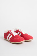 Tenis casuales unicolores con cortes y contrastes