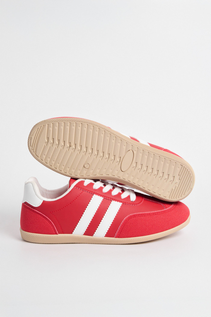 Tenis casuales unicolores con cortes y contrastes