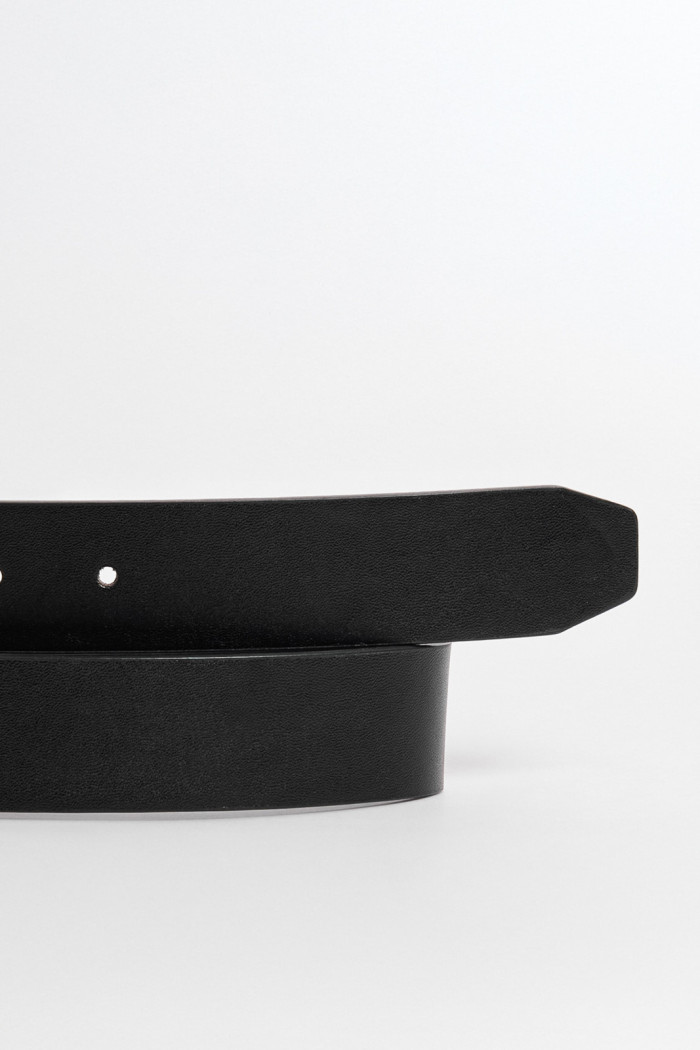 Cinturón negro sintético con hebilla metálica y trabillas