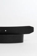 Cinturón negro sintético con hebilla metálica y trabillas