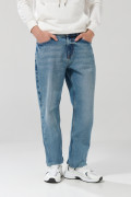 Jean 90´S azul medio con desgastes, bota recta y tiro bajo