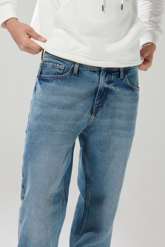 Jean 90´S azul medio con desgastes, bota recta y tiro bajo