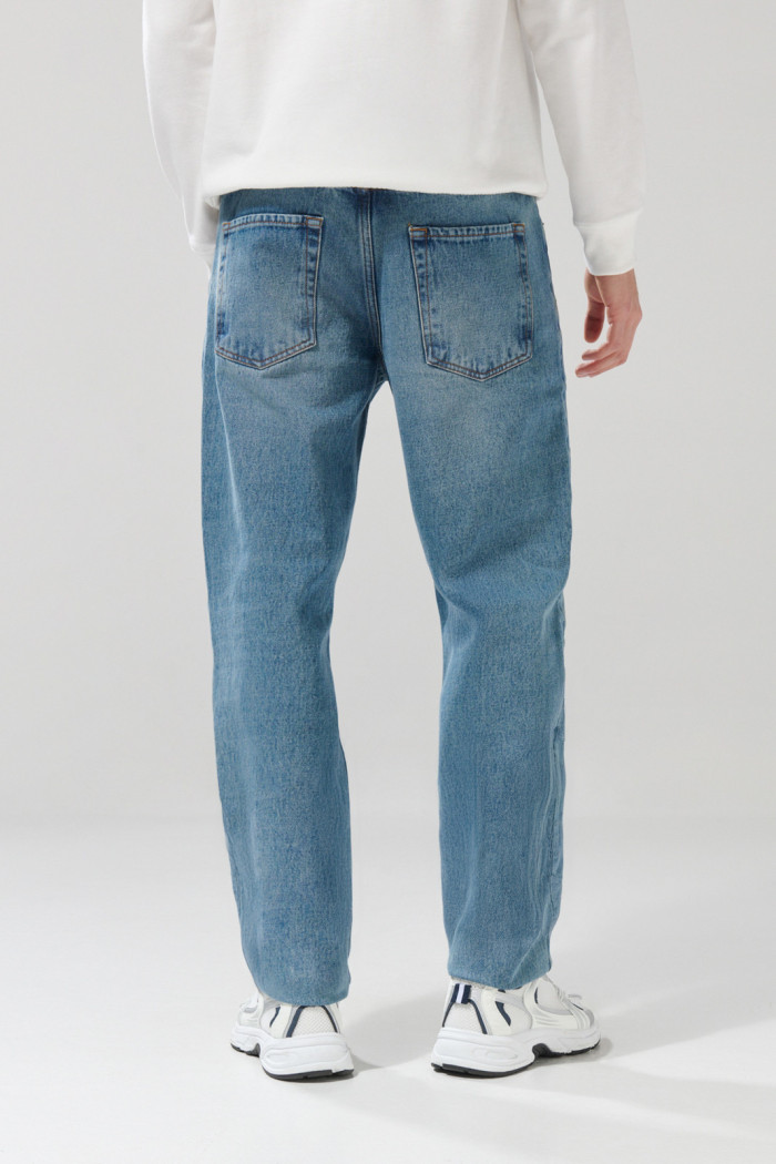 Jean 90´S azul medio con desgastes, bota recta y tiro bajo