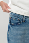 Jean 90´S azul medio con desgastes, bota recta y tiro bajo