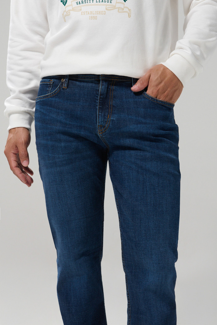Jean tiro bajo slim azul oscuro 5 bolsillos con desgastes