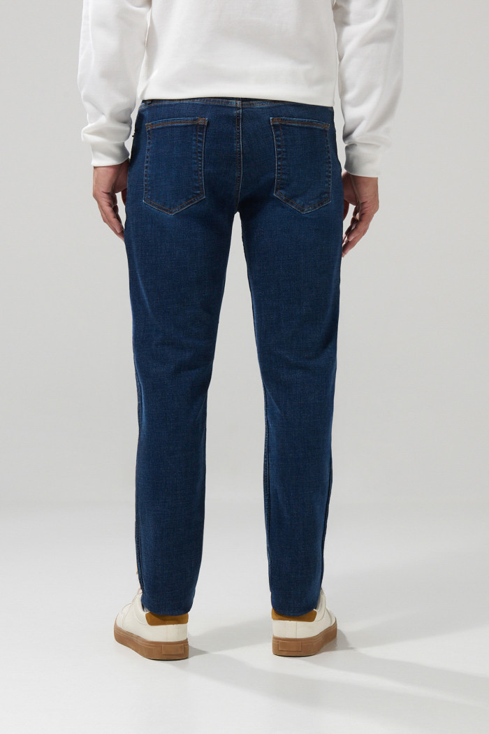 Jean tiro bajo slim azul oscuro 5 bolsillos con desgastes