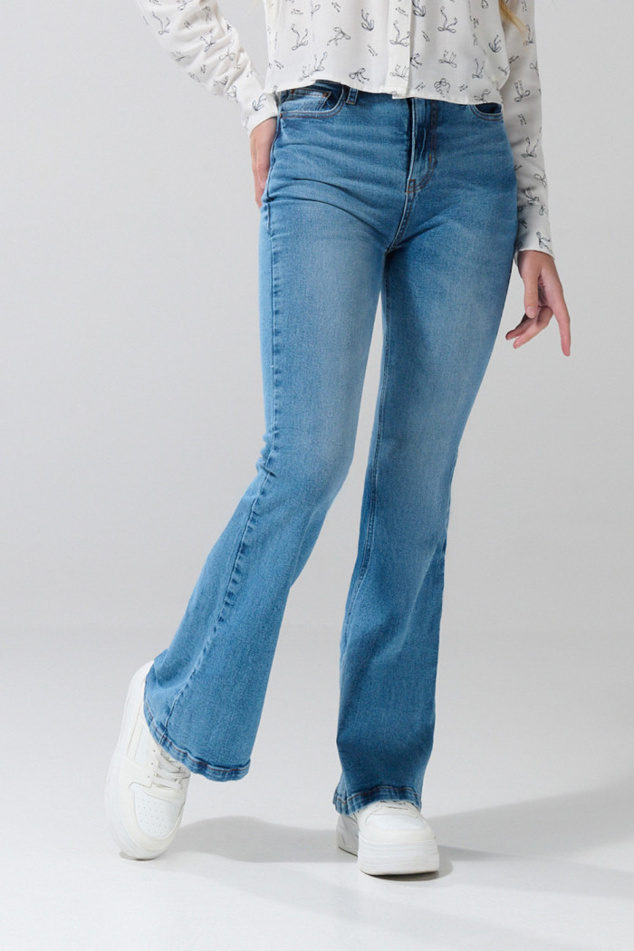 Jean tiro medio flare azul con bolsillos y bota ancha