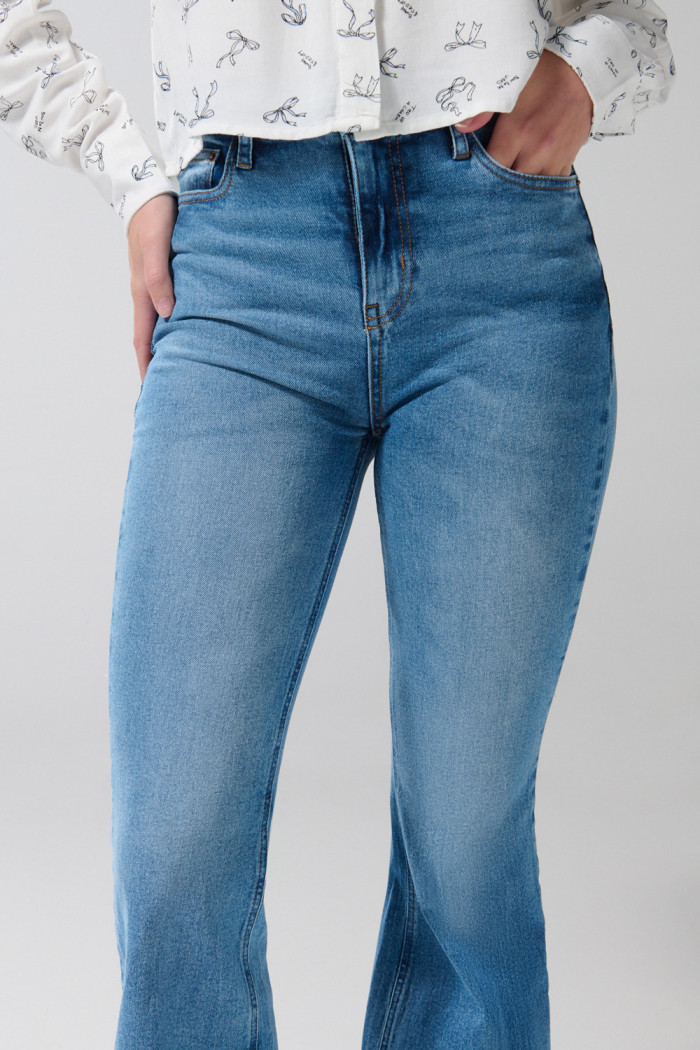 Jean tiro medio flare azul con bolsillos y bota ancha