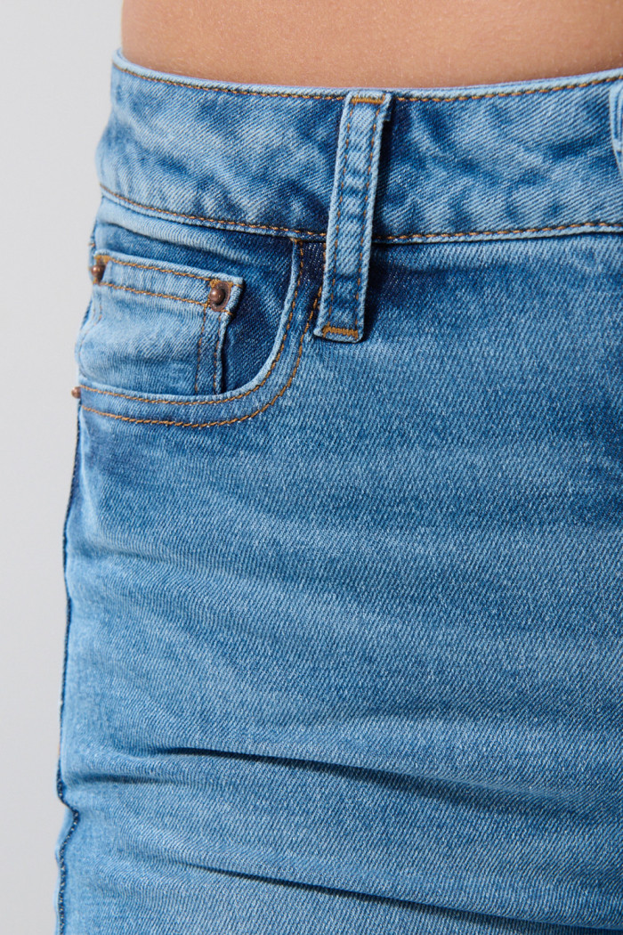 Jean tiro medio flare azul con bolsillos y bota ancha
