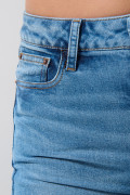 Jean tiro medio flare azul con bolsillos y bota ancha