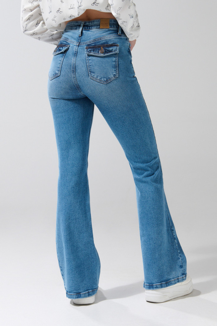 Jean tiro medio flare azul con bolsillos y bota ancha
