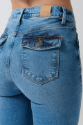 Jean tiro medio flare azul con bolsillos y bota ancha