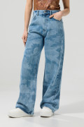 Jean azul claro baggy con tiro medio y diseños camuflados