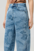 Jean azul claro baggy con tiro medio y diseños camuflados