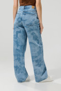 Jean azul claro baggy con tiro medio y diseños camuflados