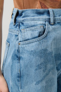 Jean azul claro baggy con tiro medio y diseños camuflados