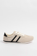 Tenis kakis claros casuales con contrastes negros