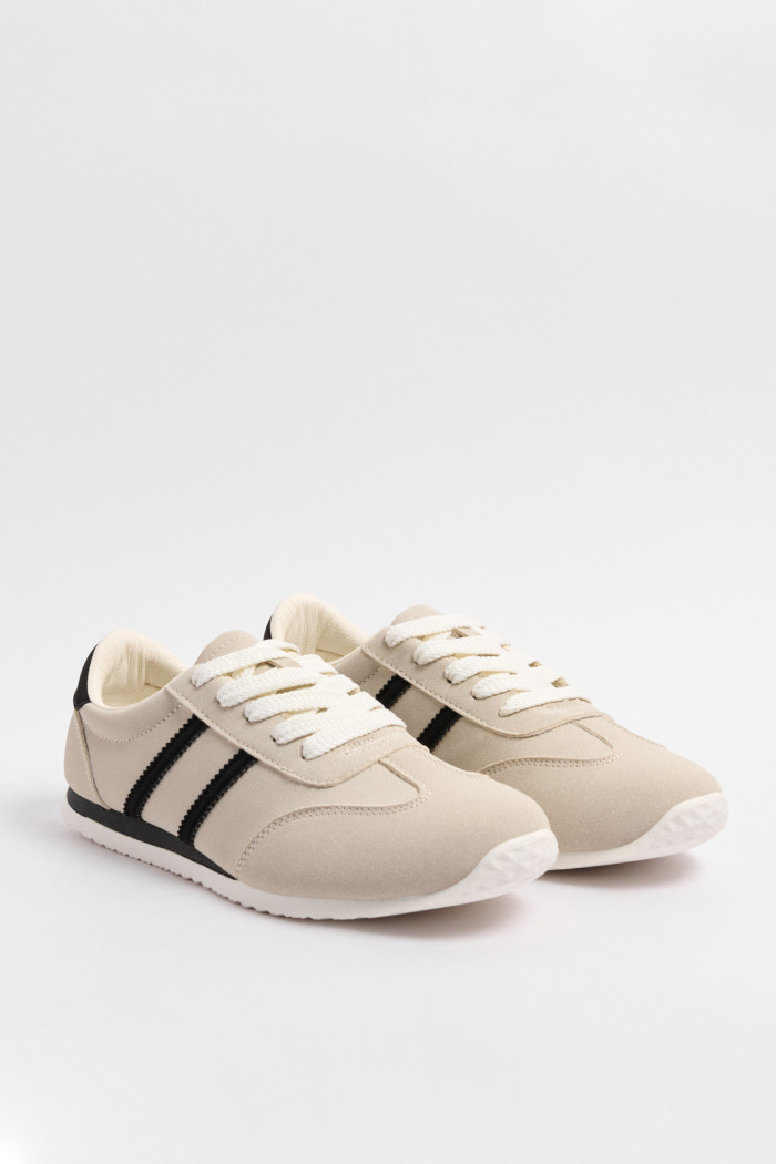 Tenis kakis claros casuales con contrastes negros