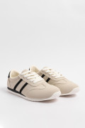 Tenis kakis claros casuales con contrastes negros