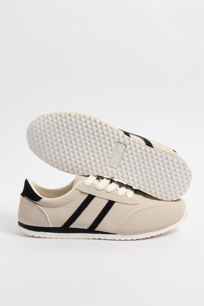 Tenis kakis claros casuales con contrastes negros
