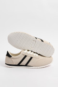 Tenis kakis claros casuales con contrastes negros