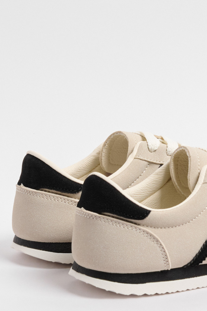 Tenis kakis claros casuales con contrastes negros