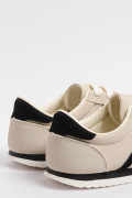 Tenis kakis claros casuales con contrastes negros