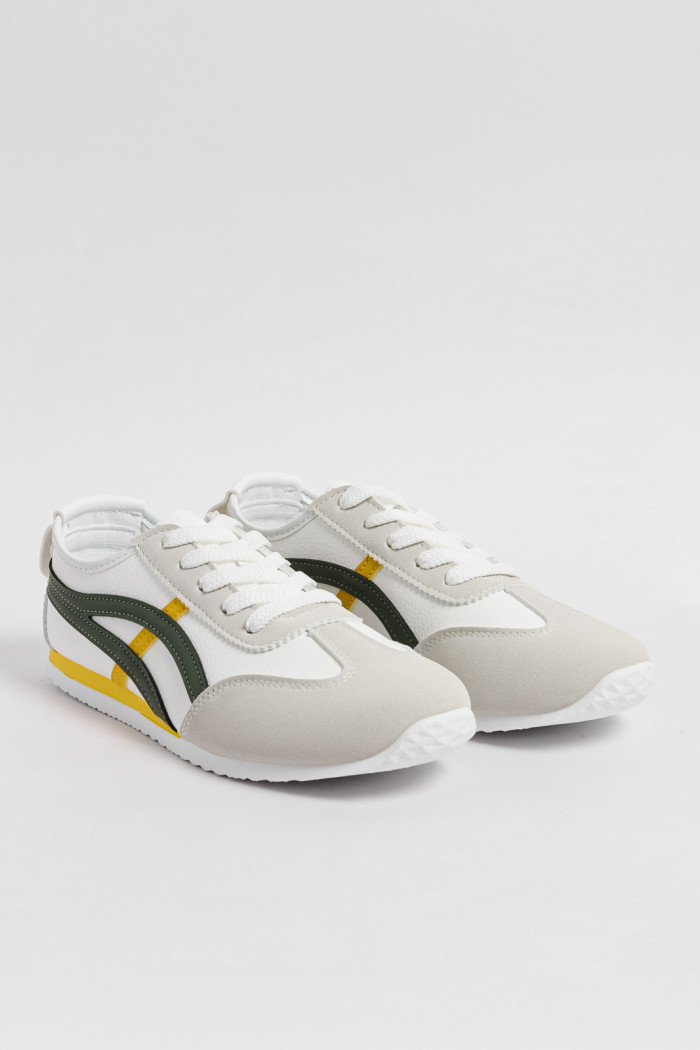 Tenis casuales cremas con rayas verdes y amarillas