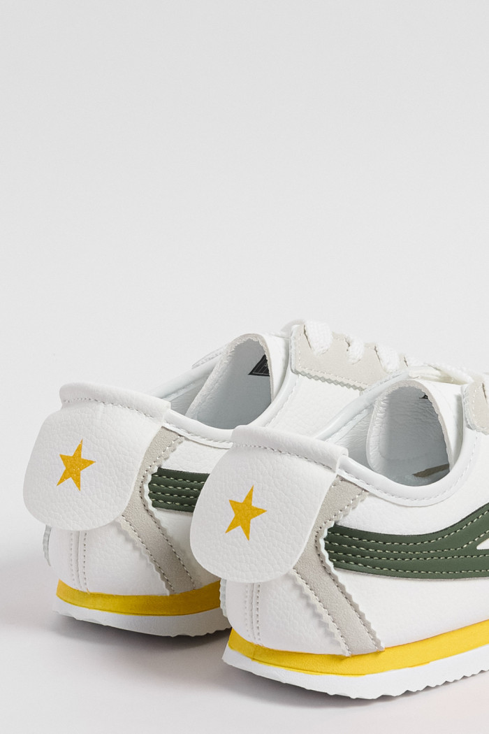 Tenis casuales cremas con rayas verdes y amarillas