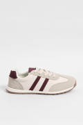 Tenis casuales kakis con contrastes rojos y suelas planas