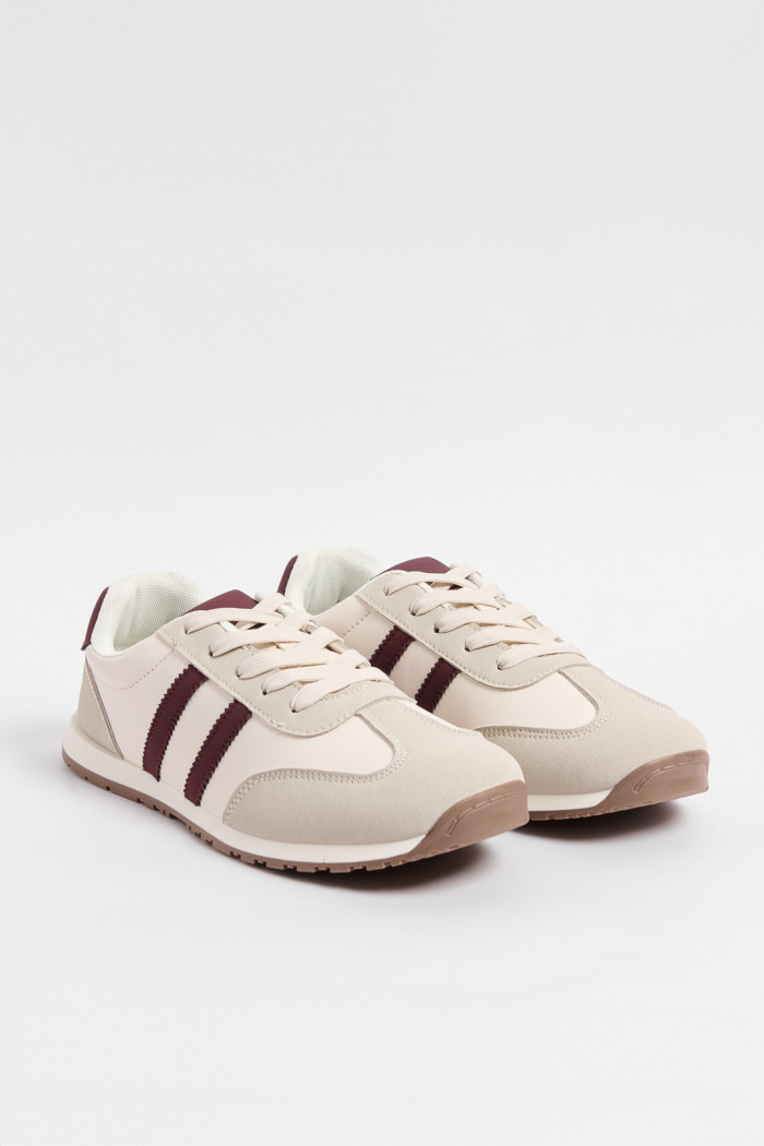 Tenis casuales kakis con contrastes rojos y suelas planas