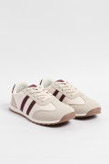 Tenis casuales kakis con contrastes rojos y suelas planas