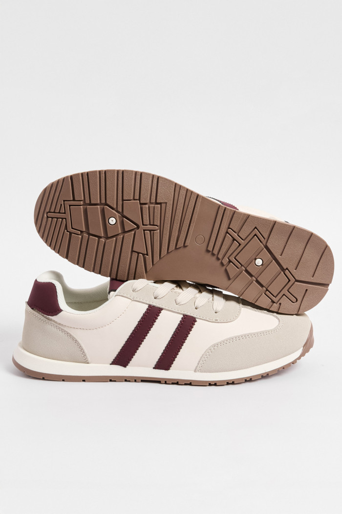Tenis casuales kakis con contrastes rojos y suelas planas