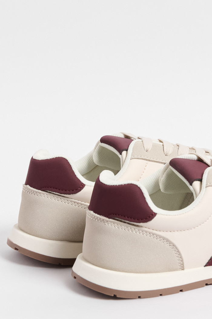 Tenis casuales kakis con contrastes rojos y suelas planas