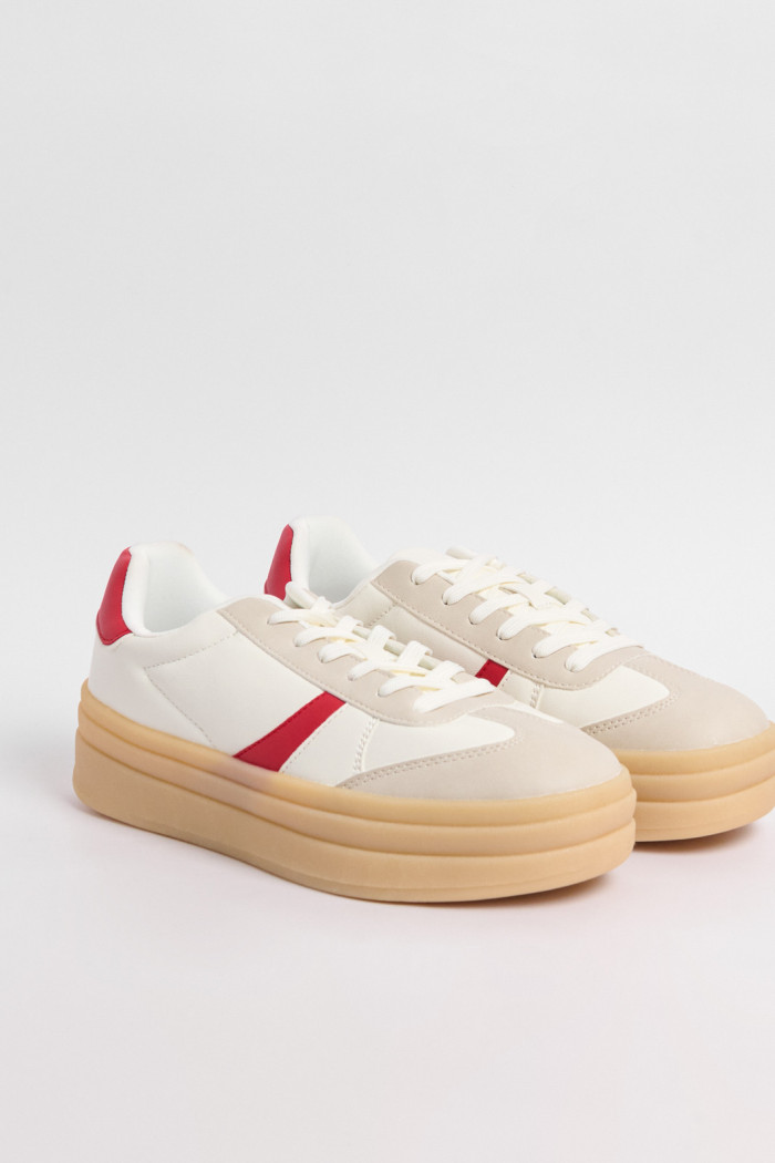 Tenis cremas claros de plataforma con contrastes rojos