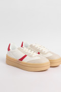 Tenis cremas claros de plataforma con contrastes rojos