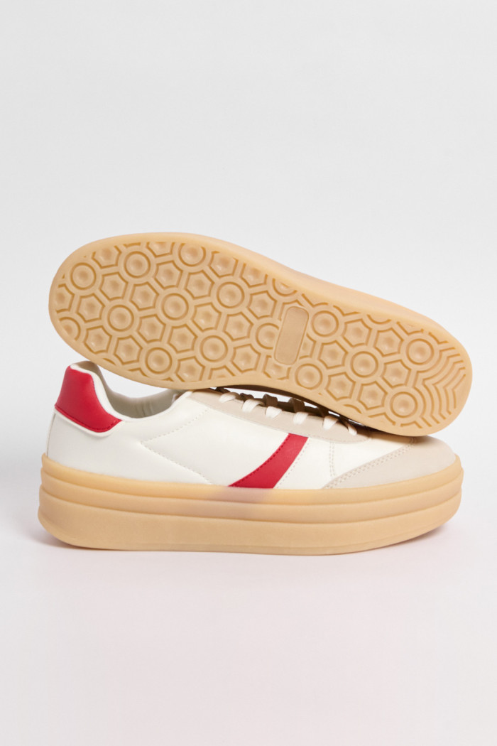 Tenis cremas claros de plataforma con contrastes rojos