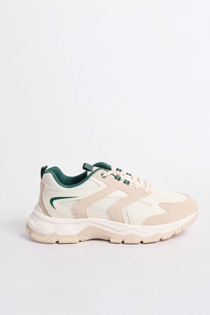 Tenis kakis de plataforma con diseños en contraste