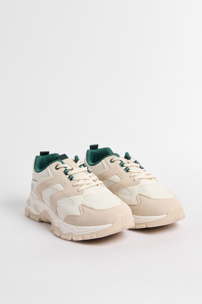 Tenis kakis de plataforma con diseños en contraste