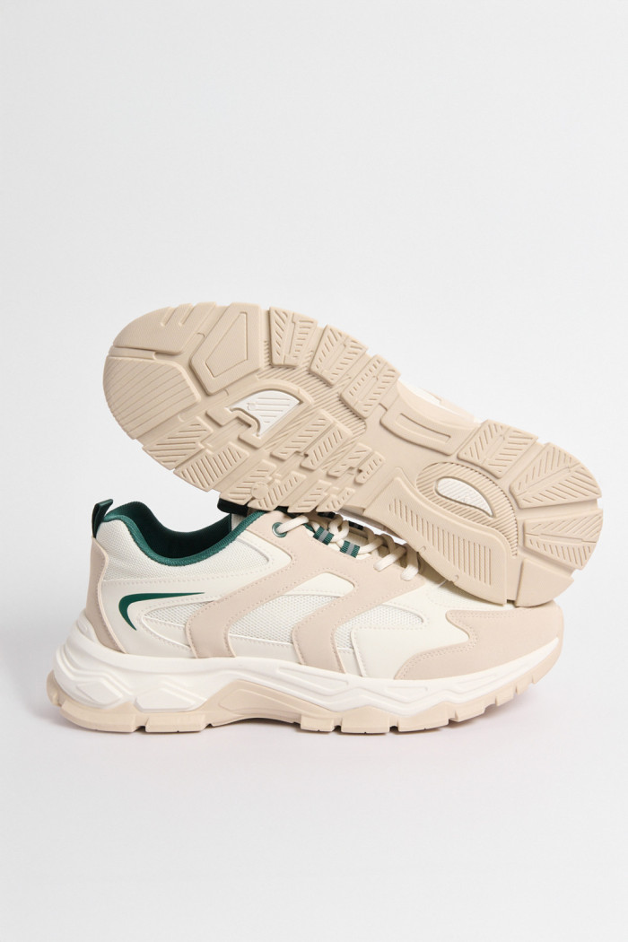 Tenis kakis de plataforma con diseños en contraste