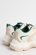 Tenis kakis de plataforma con diseños en contraste
